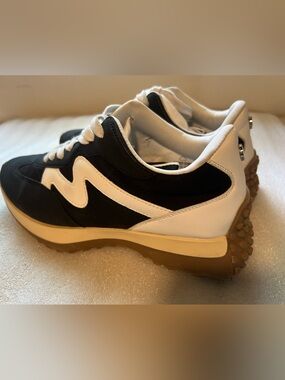 Project Cloud trendy Women’s shoes size 9 Black and White Low-Top Sneakers